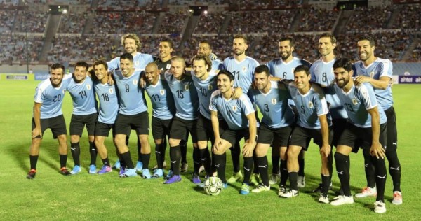 La emotiva despedida de Diego Forlán: Grandes estrellas de invitados y Luis Suárez de portero