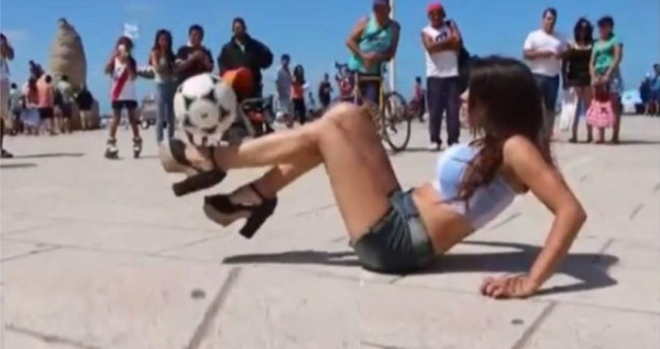 VIDEO: Fiorella Castillo encanta con su belleza y dominio del balón