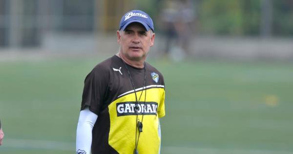 El técnico uruguayo del Comunicaciones, Willy Coito, espera una final apretada frente a Motagua.