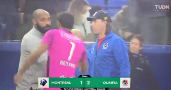 Patón Mejía no se resiste y da tremendo abrazo a Titi Henry: Las imágenes del Impact-Olimpia