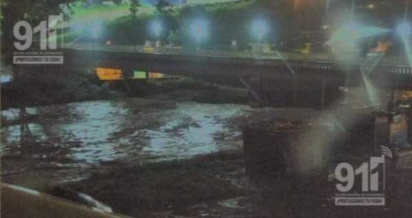 Impactantes fotos: El río Choluteca se desbordó anoche en Tegucigalpa tras el paso de Iota