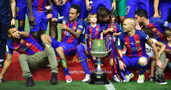 NO SE VIO POR TV: El beso de Antonella a Messi, el hijo de Piqué y la celebración del Barcelona