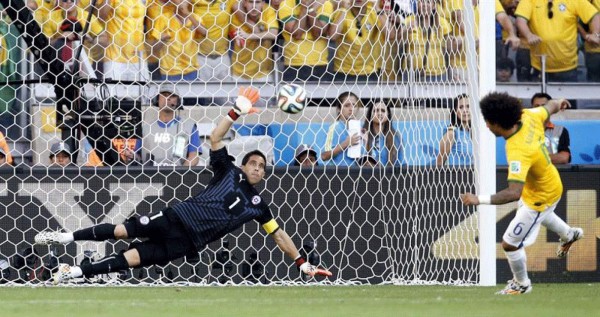 Brasil eliminó a Chile en los penales y pasó a cuartos.
