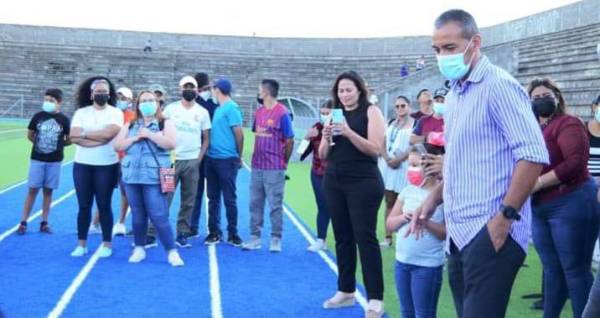 El árbitro Melvin Matamoros estuvo presente en la apertura de la escuela de fútbol La Paz.