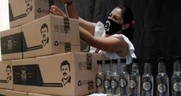 La hija del 'Chapo' Guzmán regala víveres y mascarillas con la imagen de su padre