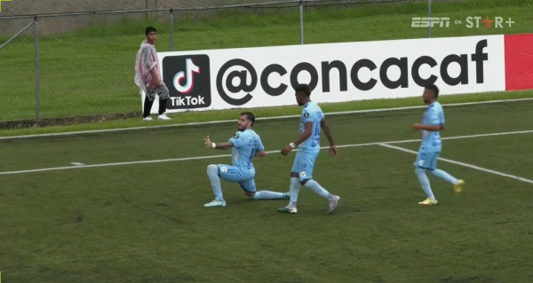 En su primer gol, Agustín Auzmendi hizo su tradicional celebración a lo pistolero.
