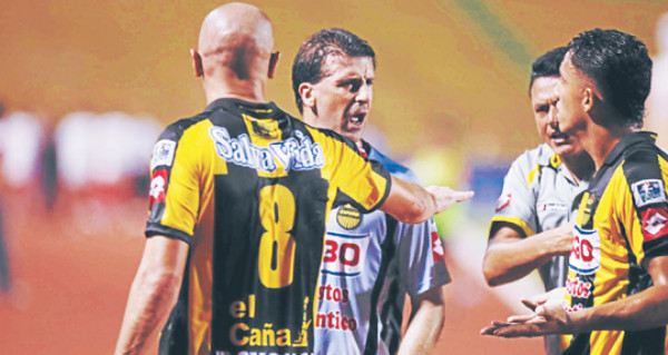 Pleito entre jugadores de Real España