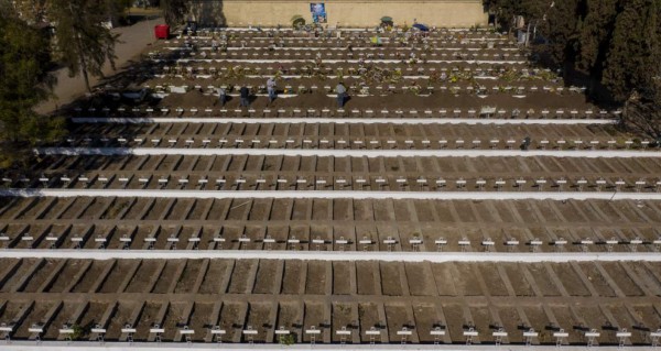 Coronavirus: Fueron sorprendidos con récord de muertos y empezaron a cavar miles de tumbas