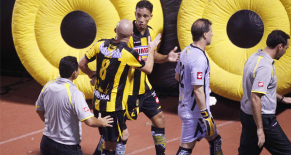 Pleito entre jugadores de Real España