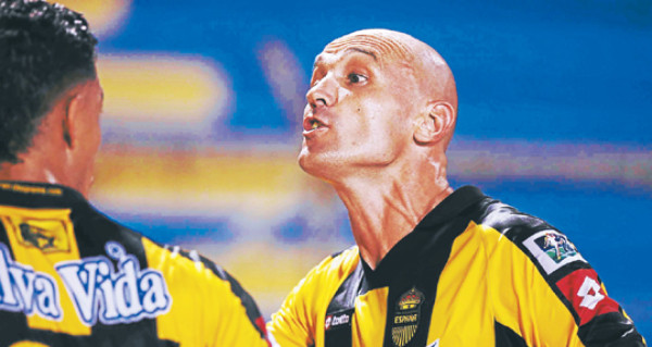 Pleito entre jugadores de Real España