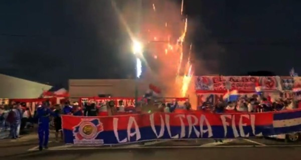 ¡Fuegos artificiales y cánticos! Afición del Olimpia le dio el banderazo previo al juego contra Tigres