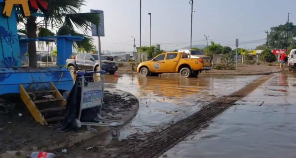 ¿Cuánto tardarán en habilitarlo? Así luce el aeropuerto de San Pedro Sula tras el paso de Eta