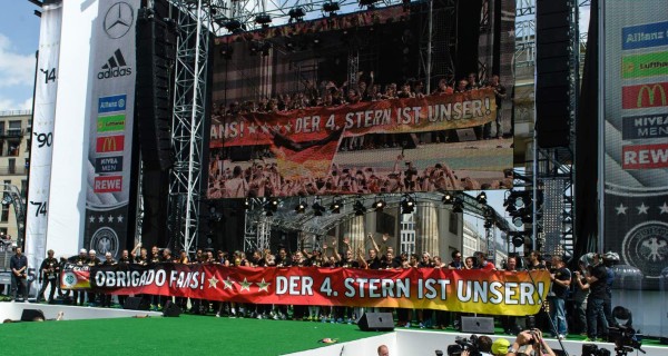 Una multitud eufórica recibe a Alemania en Berlín