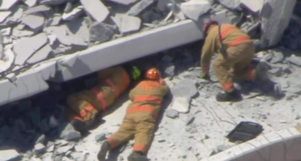 EN FOTOS: Puente peatonal en Miami se desploma días después de ser inaugurado