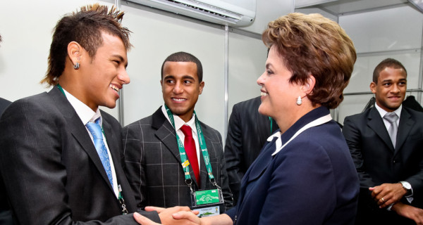 Presidenta de Brasil entrevistó a Neymar y Ronaldo en Twitter