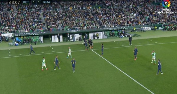 Kroos y la careta amarga con Zidane tras ser sustituido ante el Betis