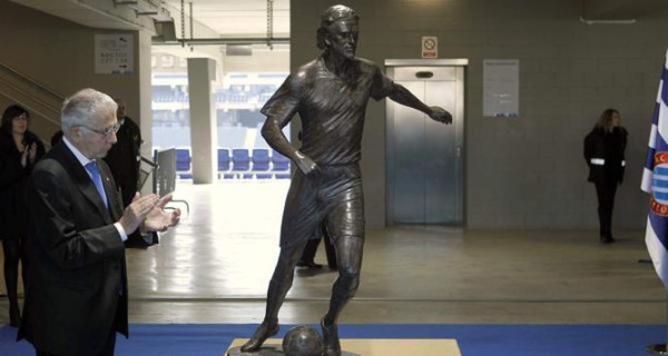 ¿Cuál se parece más? Las estatuas en honor a futbolistas históricos