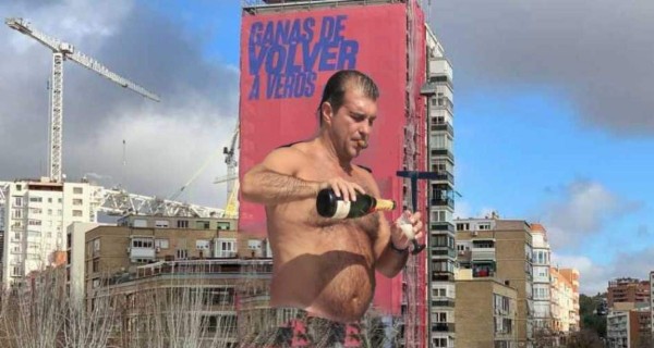 Barcelona: Laporta coloca un cartel gigante frente al Bernabéu y las redes estallan con memes