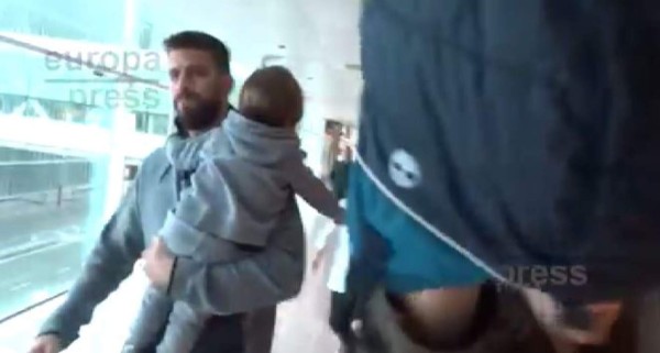 ¡Insólito! La mala pasada de Piqué a una reportera delante de su familia en Barcelona