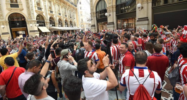¡Aficionados de Real Madrid y Atlético invaden Milan!