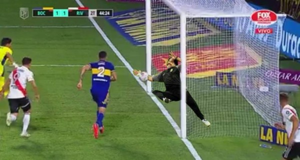 'Salvada de dios', los memes dejan como ídolo a Maradona por el efecto imposible que evitó el gol de River