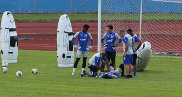 Un baño de refrescante de Darixon Vuelto, piscina y todo lo demás: las fotos más curiosas de la preparación Sub-23 de Honduras