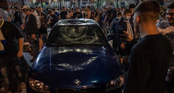 Autos rotos, cervezas al aire y sin temor al COVID-19: Así se festejó el ascenso del Leeds United a la Premier League