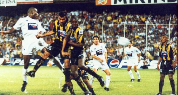 Gutiérrez defendiendo la camiseta del Real España en un clásico contra Olimpia.