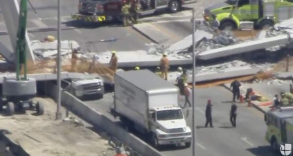EN FOTOS: Puente peatonal en Miami se desploma días después de ser inaugurado
