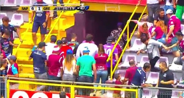 FOTOS: Así evacuaron los miles de aficionados del Saprissa tras la amenaza de bomba