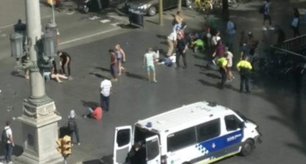 FOTOS: Las impactantes imágenes del atentado terrorista de Barcelona