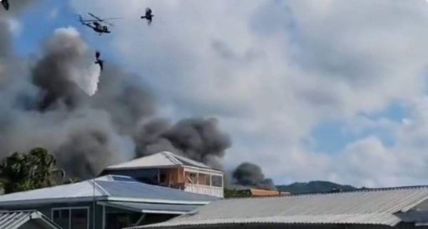 ¡Zozobra! Voraz incendio consume alrededor de 40 viviendas en la isla de Guanaja