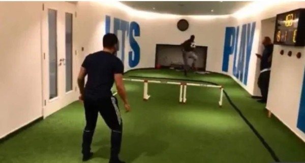 Los cracks que tienen campo de fútbol en sus mansiones para entrenar durante el coronavirus