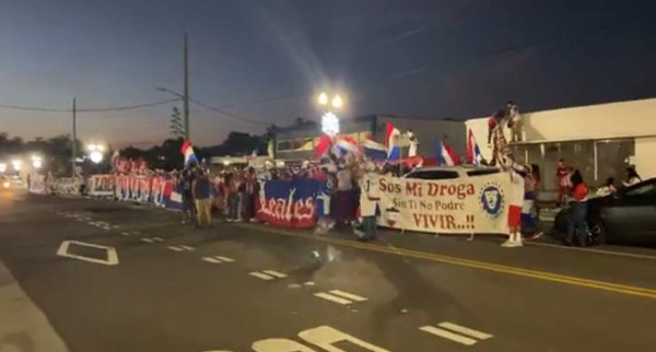 ¡Espectacular banderazo! Afición del Olimpia visitó las afueras del Exploria Stadium para alentar a su equipo
