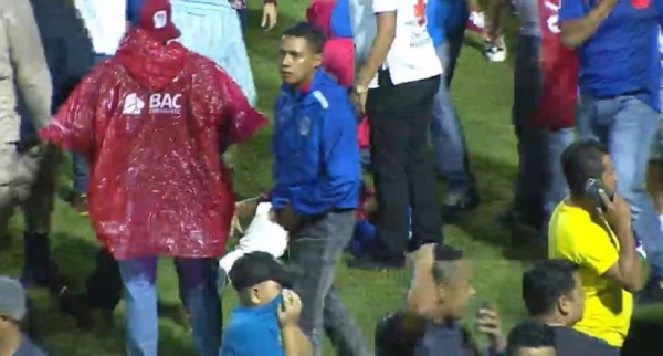 ¡Muertos, heridos y desmayados! El caos dentro y fuera del Estadio Nacional