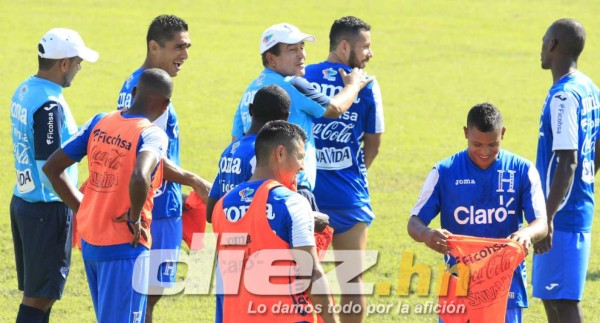 Risas, bromas y pláticas individuales de Pinto en el último entreno de Honduras