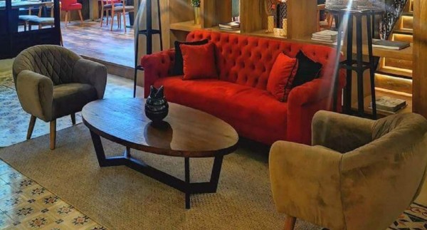 FOTOS: Así salió Ronaldinho de la cárcel para cumplir arresto domiciliario en lujoso hotel