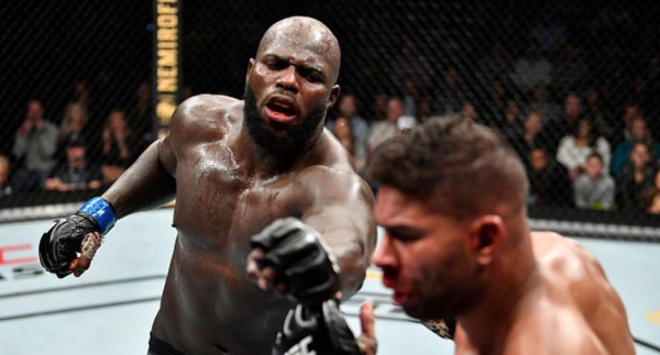 ¡Terribles fotos! De un brutal golpe le rompen los labios a un peleador en la UFC