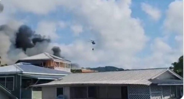 ¡Zozobra! Voraz incendio consume alrededor de 40 viviendas en la isla de Guanaja