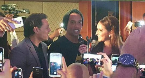 VIDEO: Ronaldinho fue víctima de robo a su llegada a Ecuador