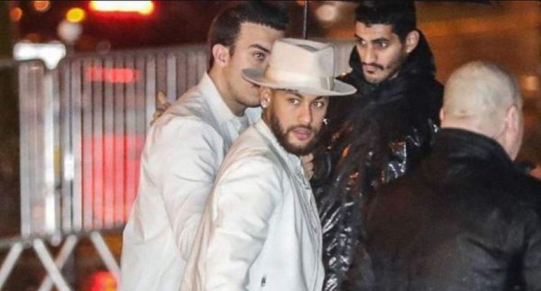 La vida de lujos y excesos de Neymar; le paga sueldo a sus amigos que lo acompañan
