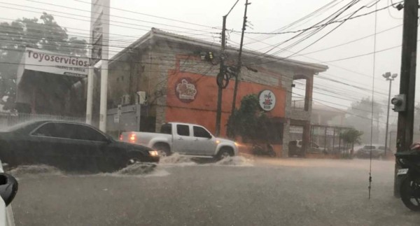 FOTOS: El caos que desató más de una hora de lluvia en San Pedro Sula