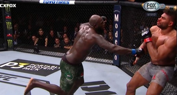 ¡Terribles fotos! De un brutal golpe le rompen los labios a un peleador en la UFC