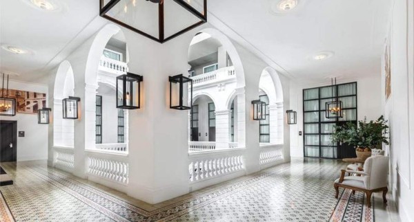 FOTOS: Así salió Ronaldinho de la cárcel para cumplir arresto domiciliario en lujoso hotel