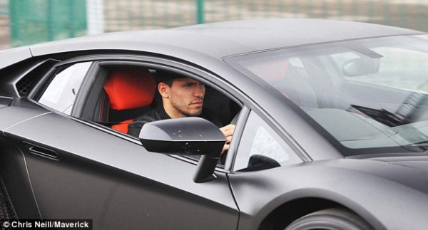 Jesús Navas deja su humilde coche y se compra un supercarro de lujo