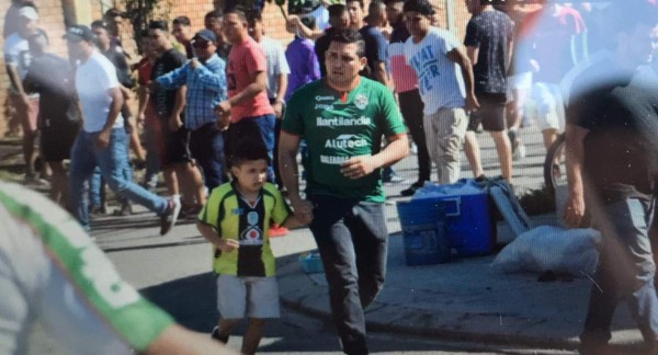 Barra de Marathón y olimpistas vestidos de civiles se agarran a pedradas afuera del Yankel