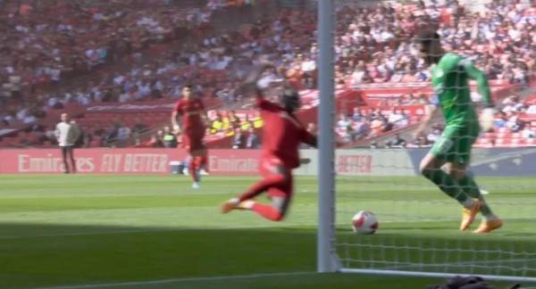 Momento en que Sadio Mané le roba el esférico al guardameta.