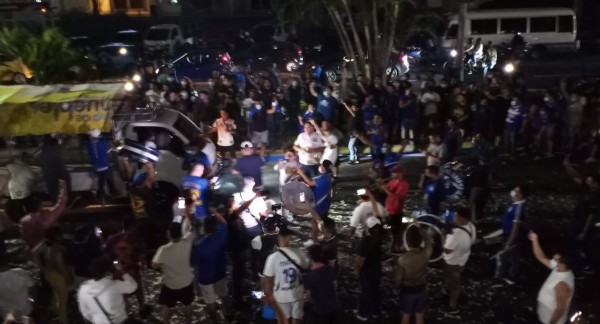 Esto es Concacaf: Salvadoreños le llevan 'serenata' a la selección de México y los insultan