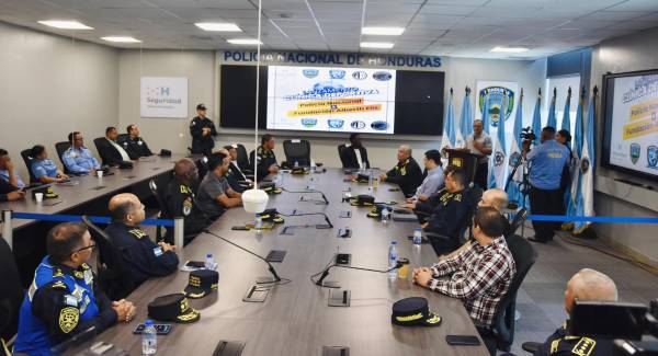 Alberth Elis firma convenio con la Secretaría de Seguridad y realizará clínicas deportivas con jugadores de la Selección