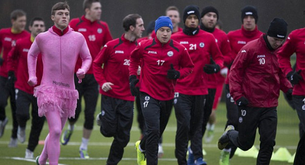 Jugador en Escocia es obligado a entrenar con traje de hadas color rosa